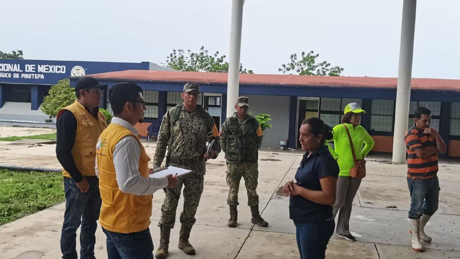 Activan 27 brigadas del sector salud en comunidades afectadas por el huracán Erick
