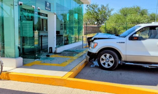 Adulto mayor impacta su vehículo contra Banco del Bienestar en Jalisco
