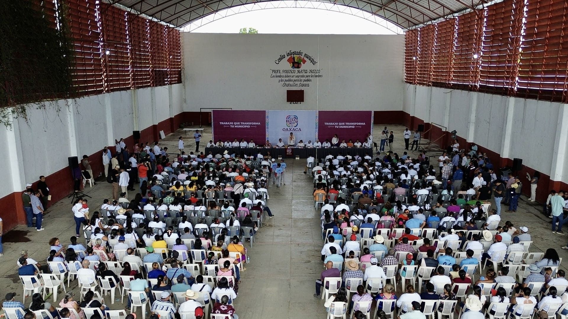 “Un gobernante tiene que caminar”; entrega Jara Cruz diversas obras en centros educativos de Chahuites