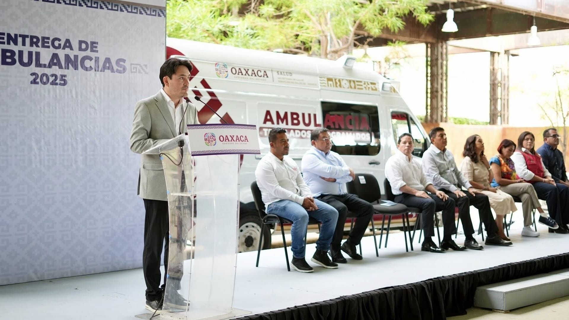 Gobierno de Oaxaca entrega 21 ambulancias de traslado a municipios y Cruz Roja