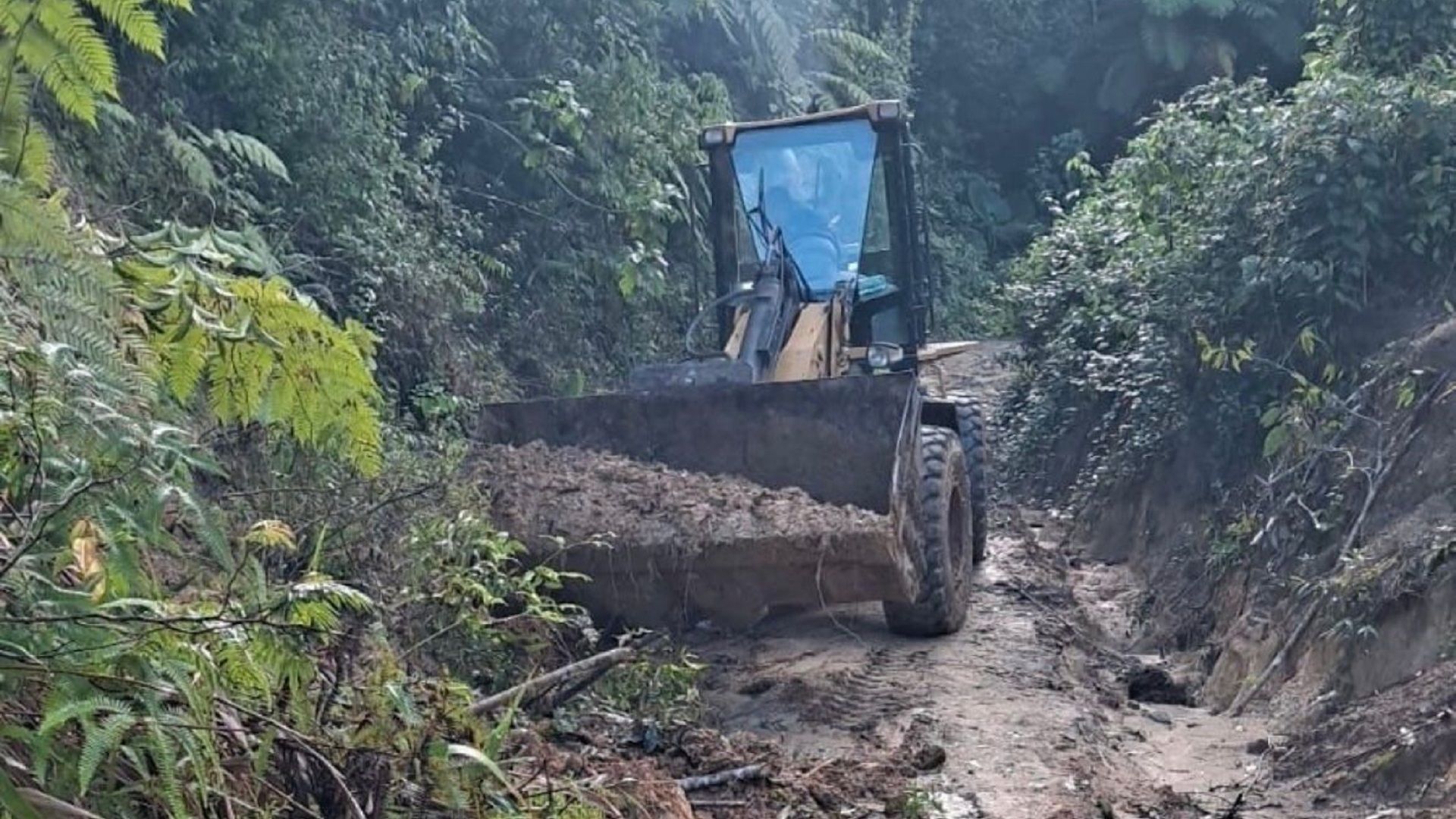 Desgajamiento de cerro en la Sierra Sur obliga a evacuar a 47 familias
