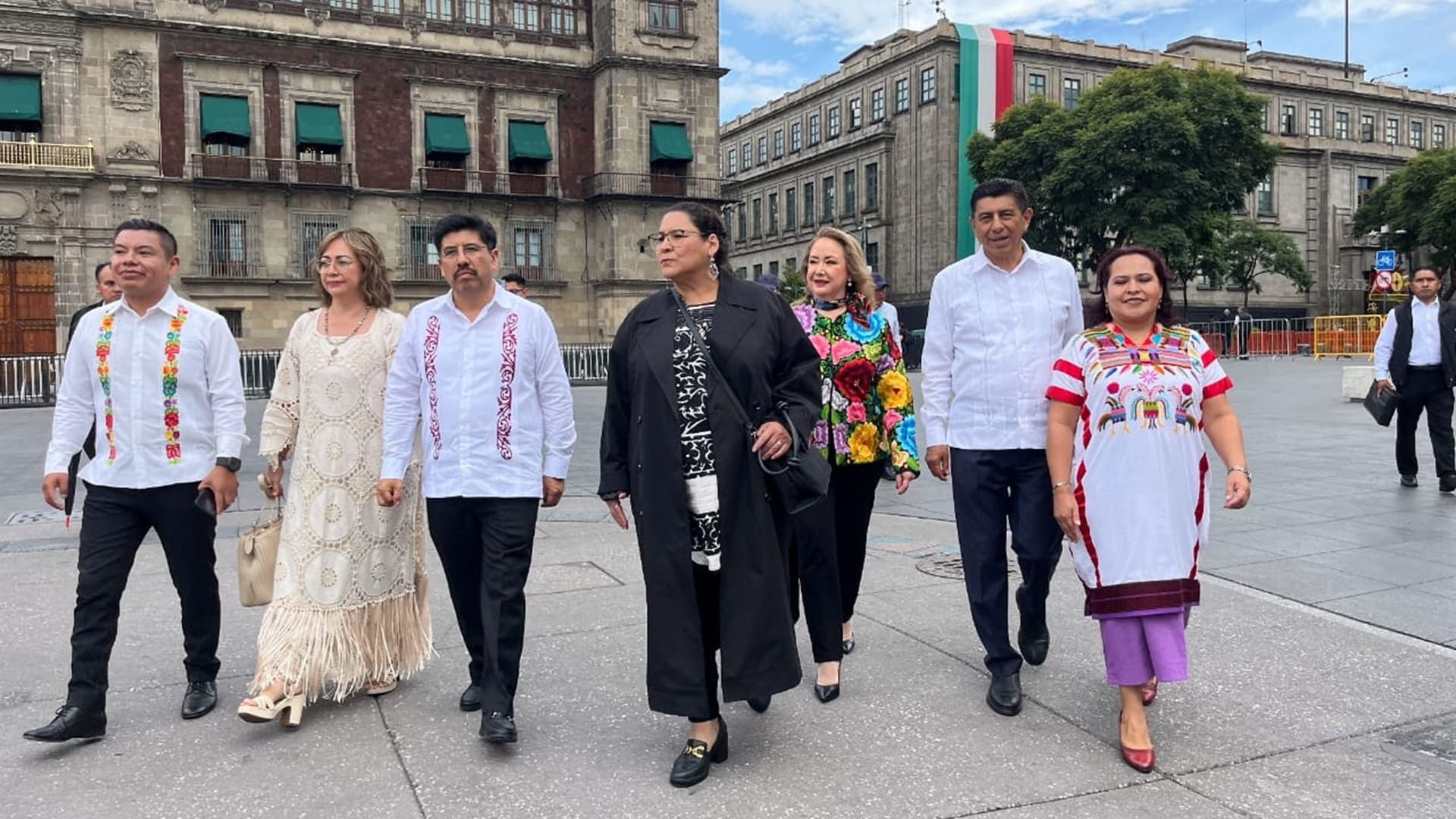 Poderes de Oaxaca se hacen presentes en entrega del bastón de mando y servicio de la SCJN