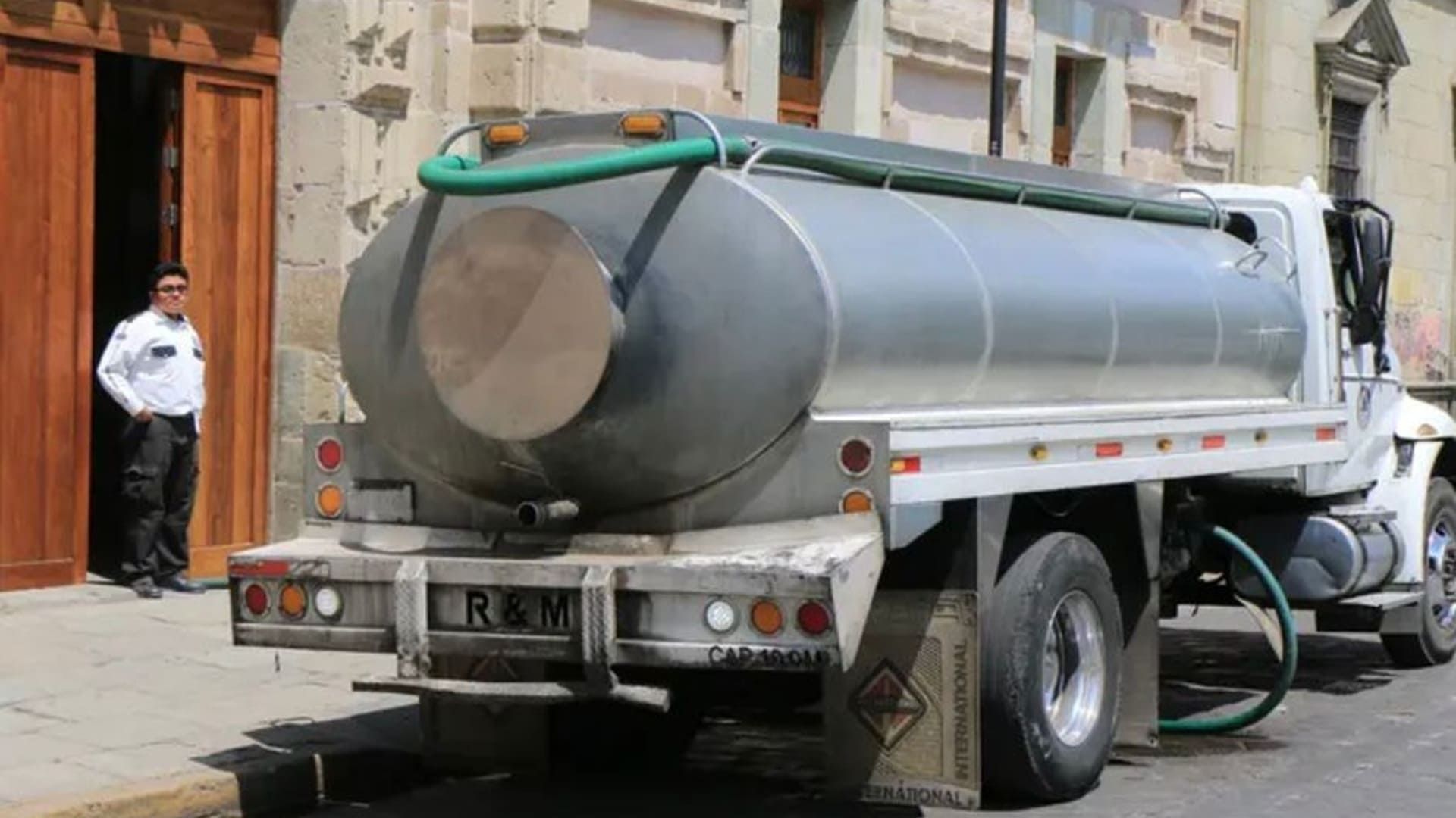 Para prevenir riesgos, Oaxaca limita circulación de pipas tras tragedia en Iztapalapa