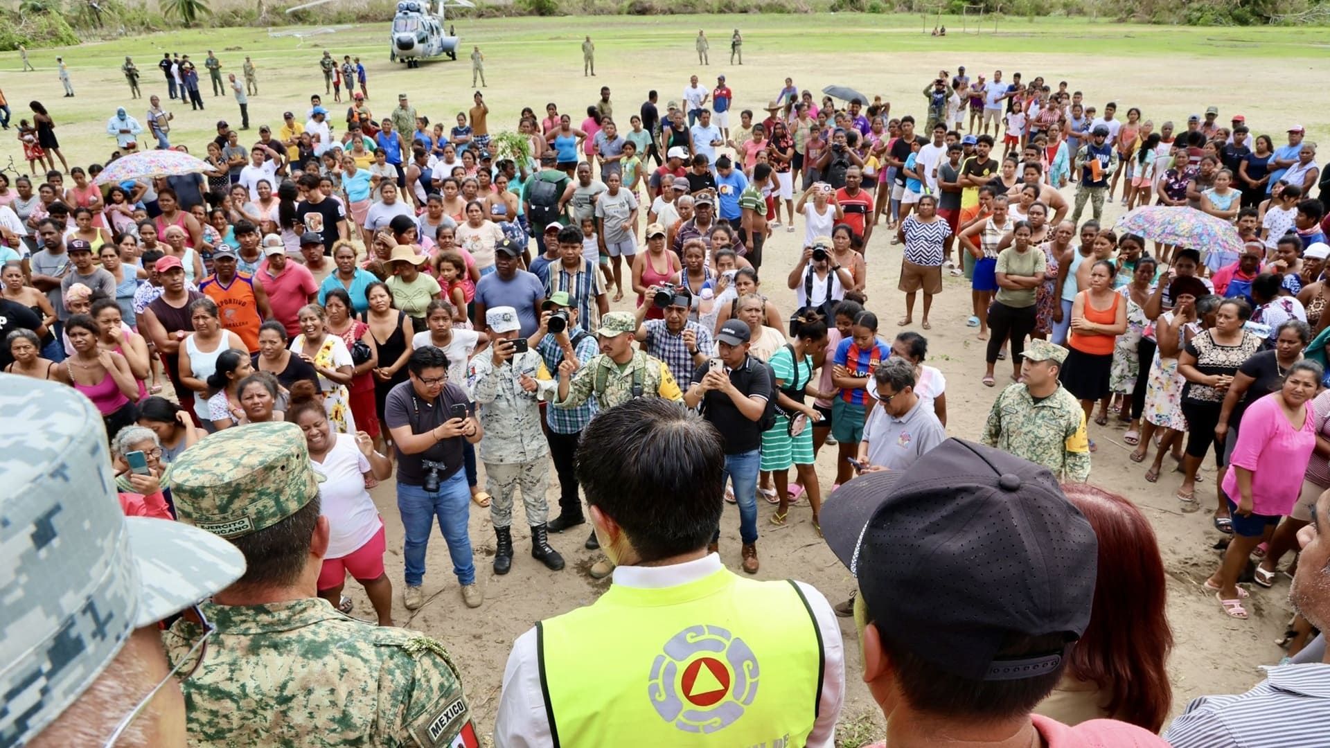 Aterriza en Corralero helicóptero con víveres y una cocina comunitaria
