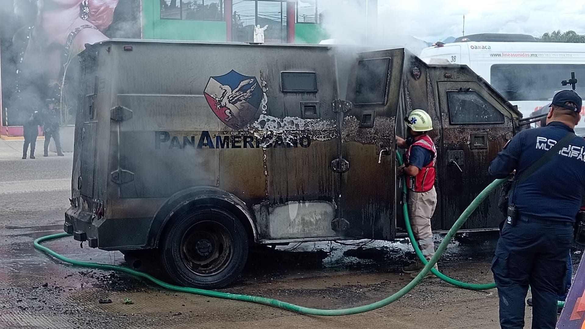 Se incendia unidad de transporte de valores en Villa de Zaachila