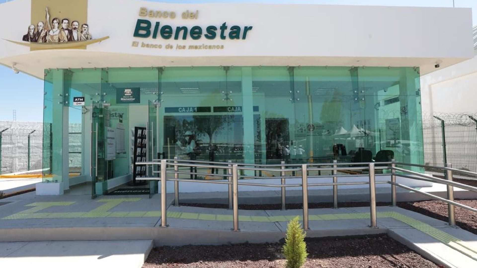 Traslados de una hora o más a pie para cobrar en el Banco del Bienestar