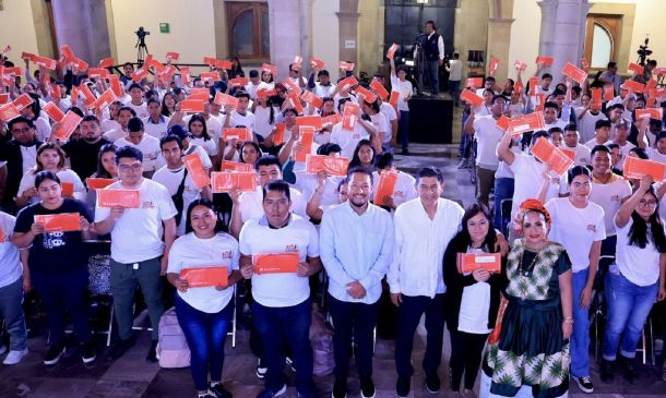 Mi Primera Chamba en Oaxaca entrega 1,500 tarjetas del programa a jóvenes