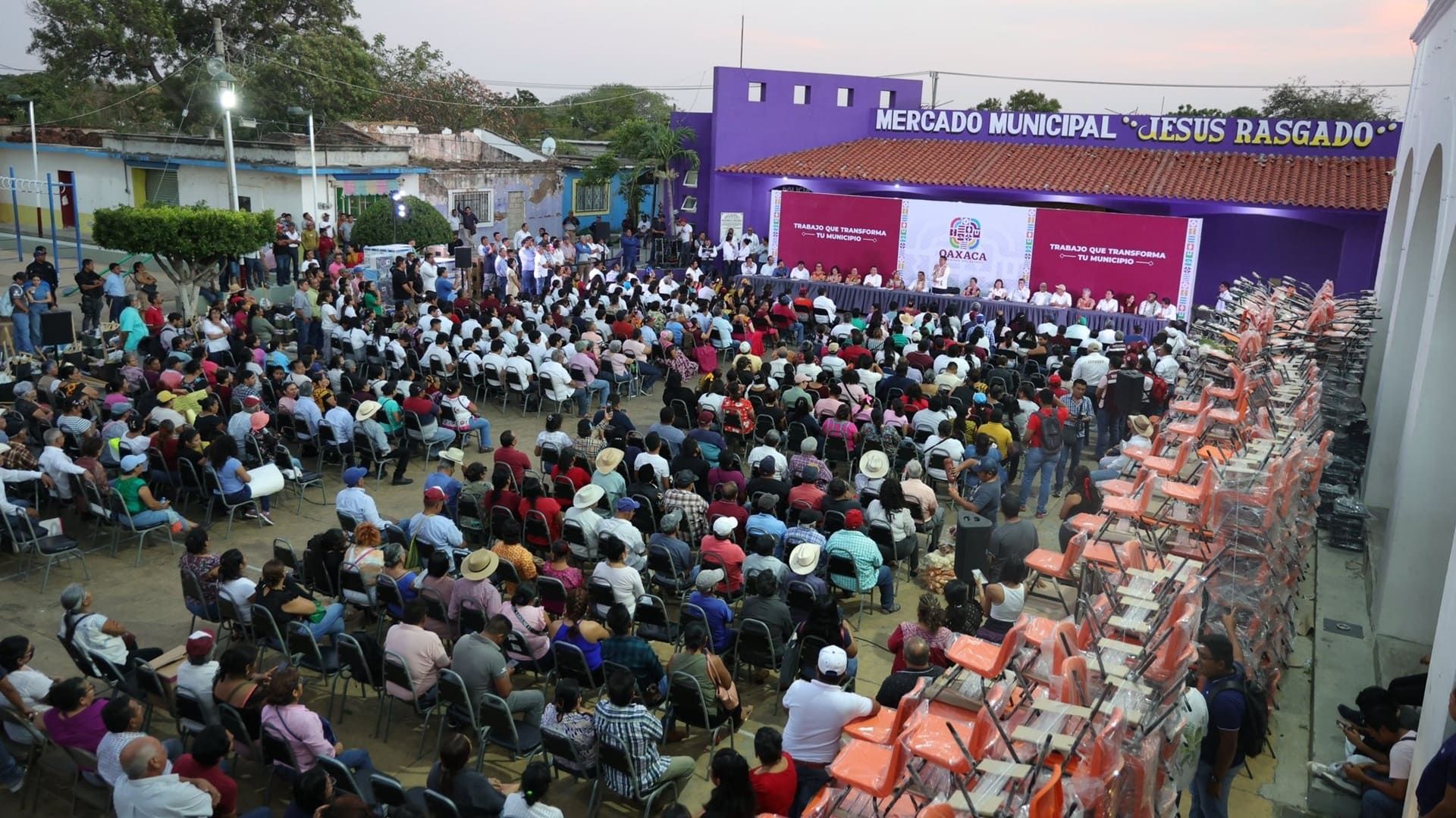 Para 43 escuelas de Asunción Ixtaltepec, equipamiento tecnológico y mobiliario