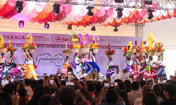 La Guelaguetza Ñuu Savi llena de color y tradición la Plaza de la Danza