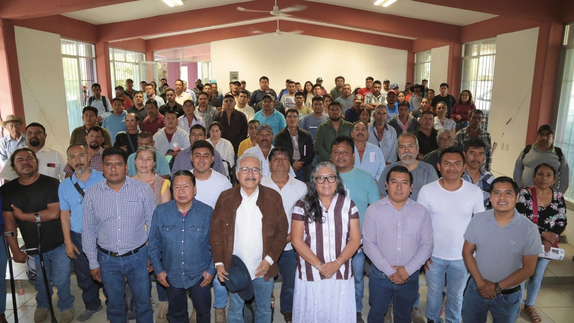 Foro “Iluminando el camino de la 4T” lleva a Miahuatlán información sobre energía eléctrica