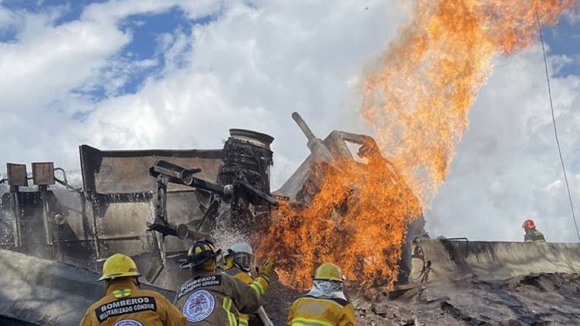 Tragedia en Iztapalapa: Estalla pipa con 49 mil 500 litros de combustible