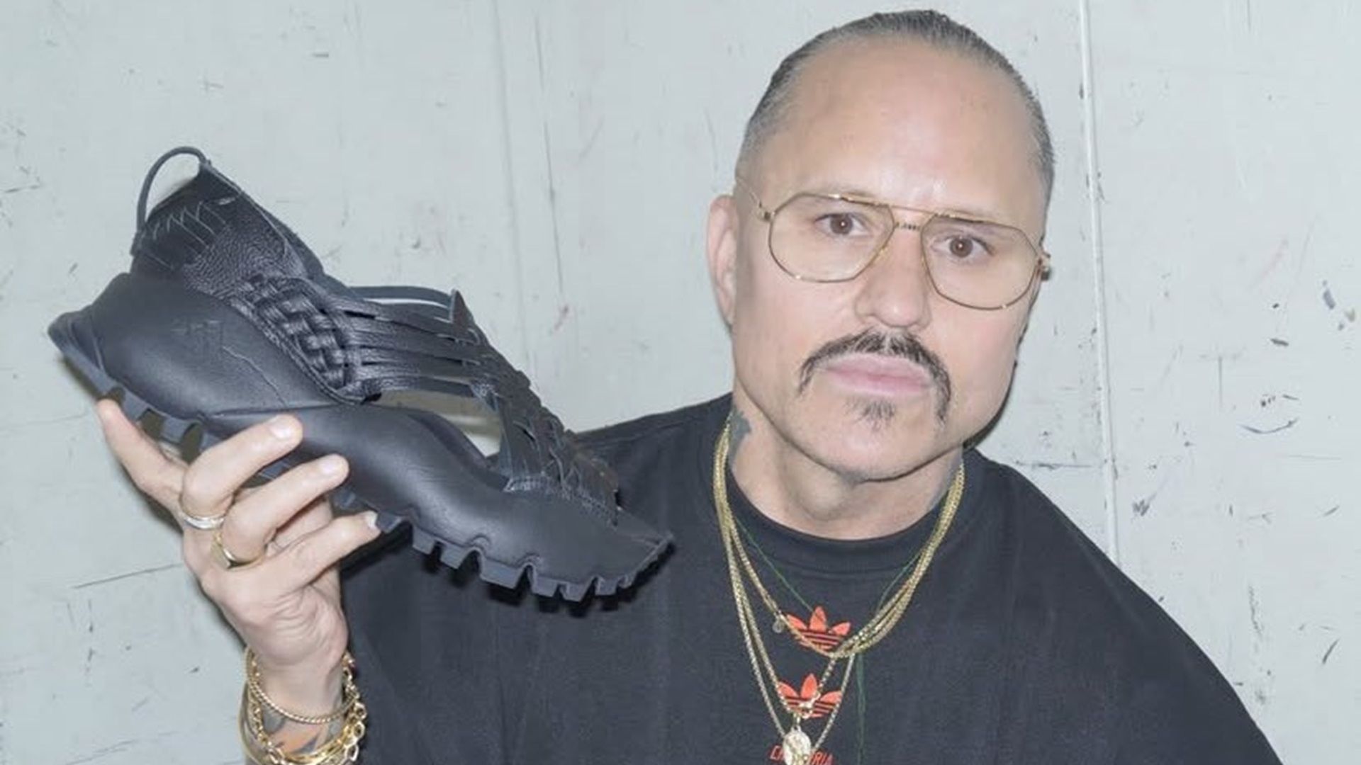 Yalálag obtiene de Adidas reparación del daño patrimonial por Oaxaca Slip On