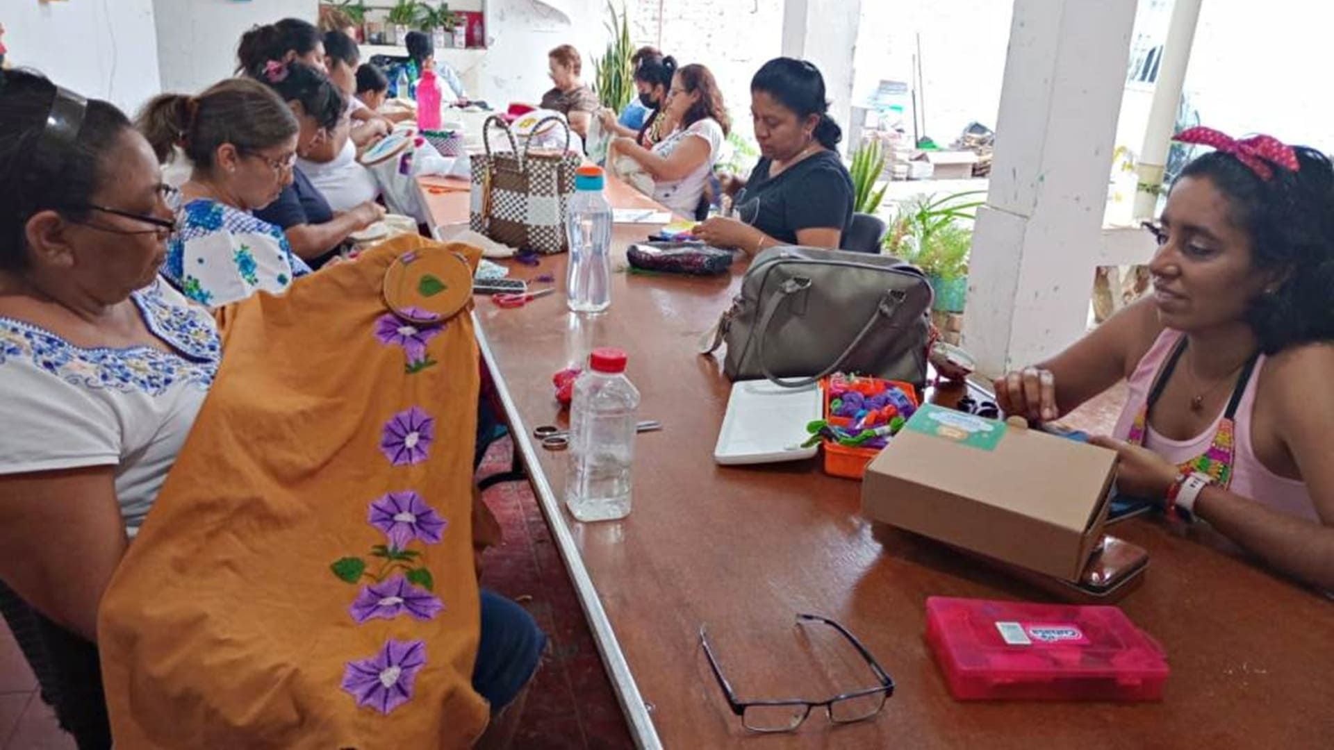 Teotitlán de Flores Magón: ICAPET capacita y preserva bordados artesanales