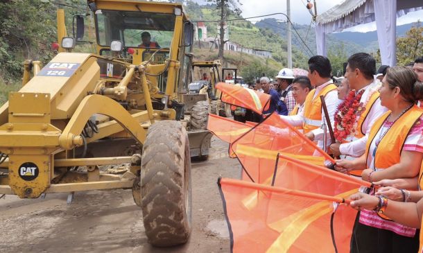Banderazo a rehabilitación de carretera Teotitlán de Flores Magón-Huautla de Jiménez