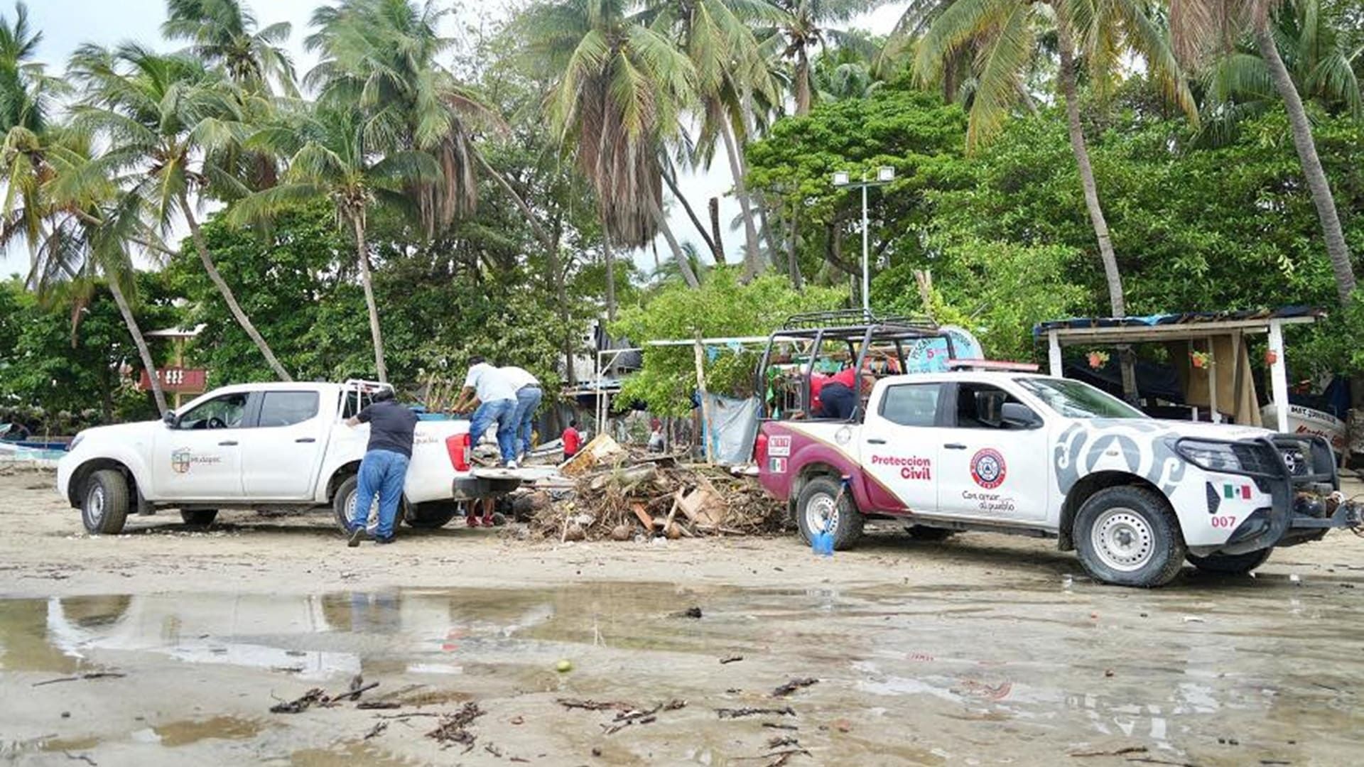 Limpian en Oaxaca playas afectadas por el paso del huracán Erick