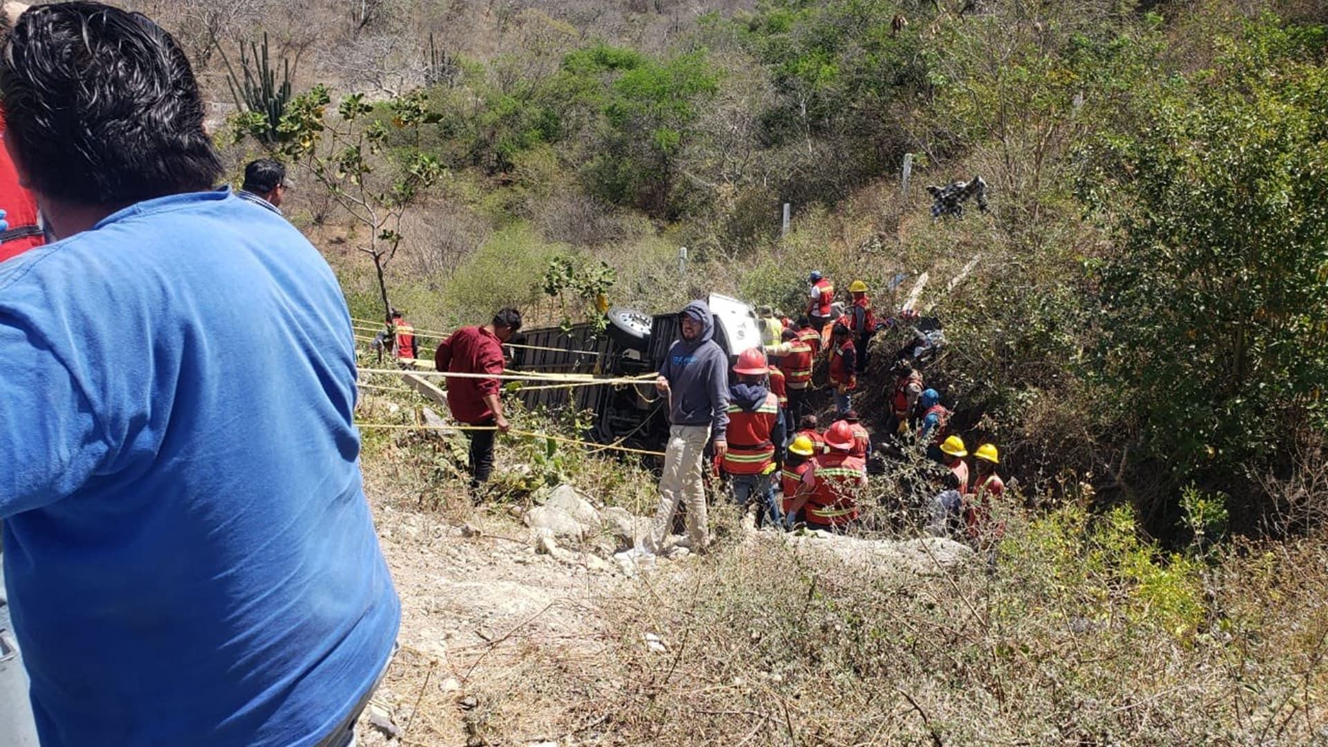 Se eleva saldo de trágica volcadura en Oaxaca; revelan lista de fallecidos y lesionados