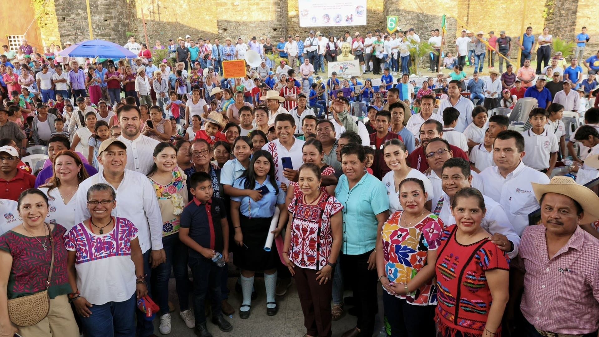 Gobierno de Oaxaca entrega obras en San Pedro Ixcatlán
