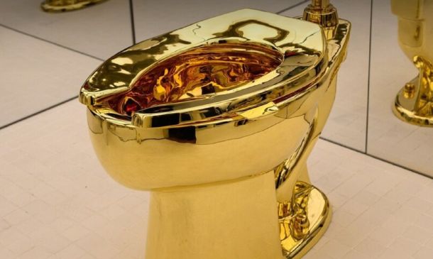 WC de oro de Maurizio Cattelan se subasta por 12.1 millones en Nueva York