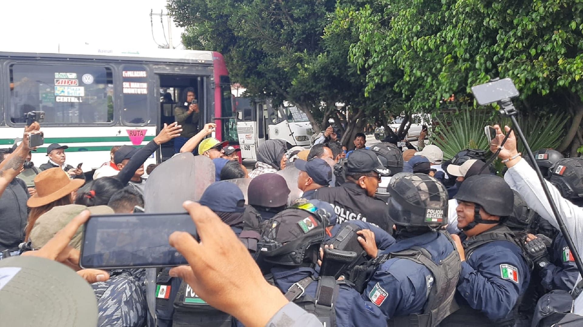 Entre gases y empujones policías liberan bloque de trabajadores del Telebachillerato Comunitario