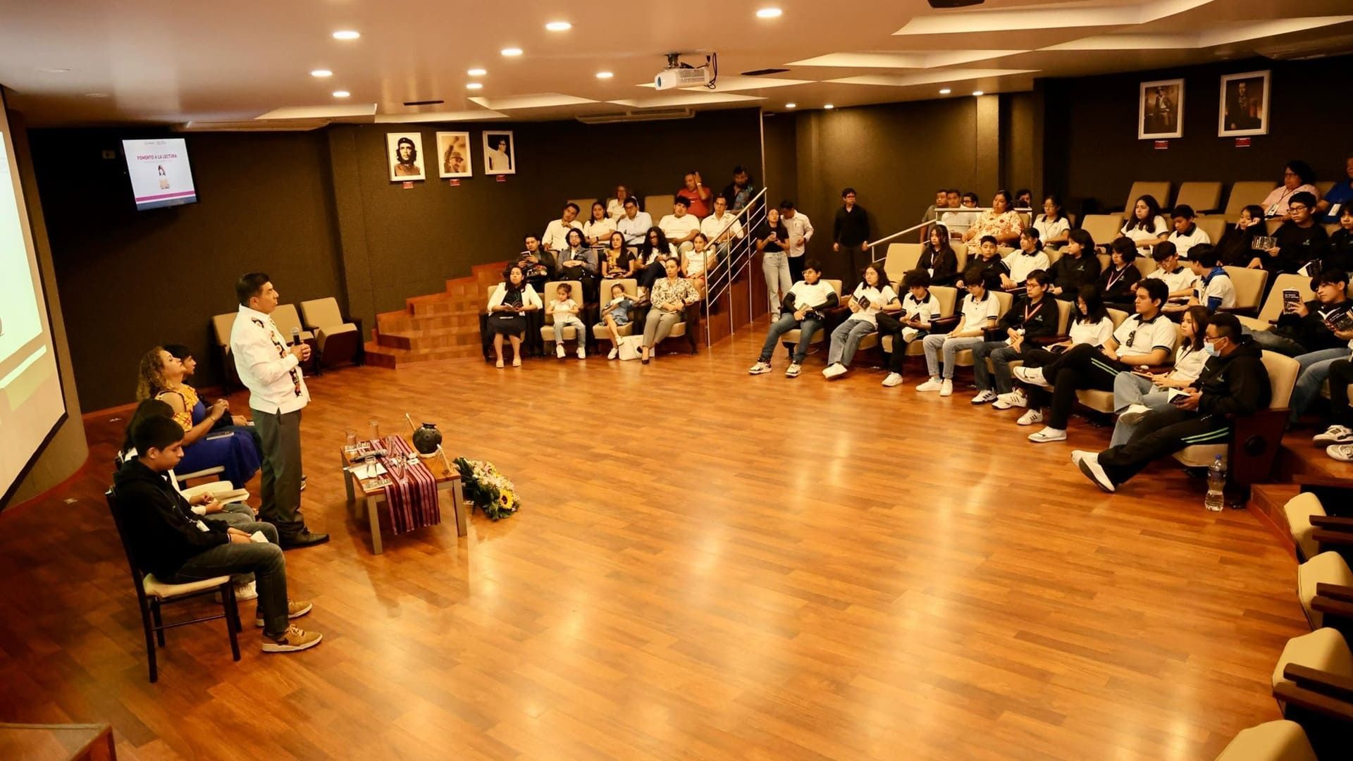 Alumnos de la secundaria Univas conocieron la obra de cuentista Edmundo Valadés