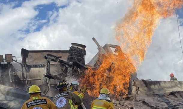 Tragedia en Iztapalapa: Estalla pipa con 49 mil 500 litros de combustible