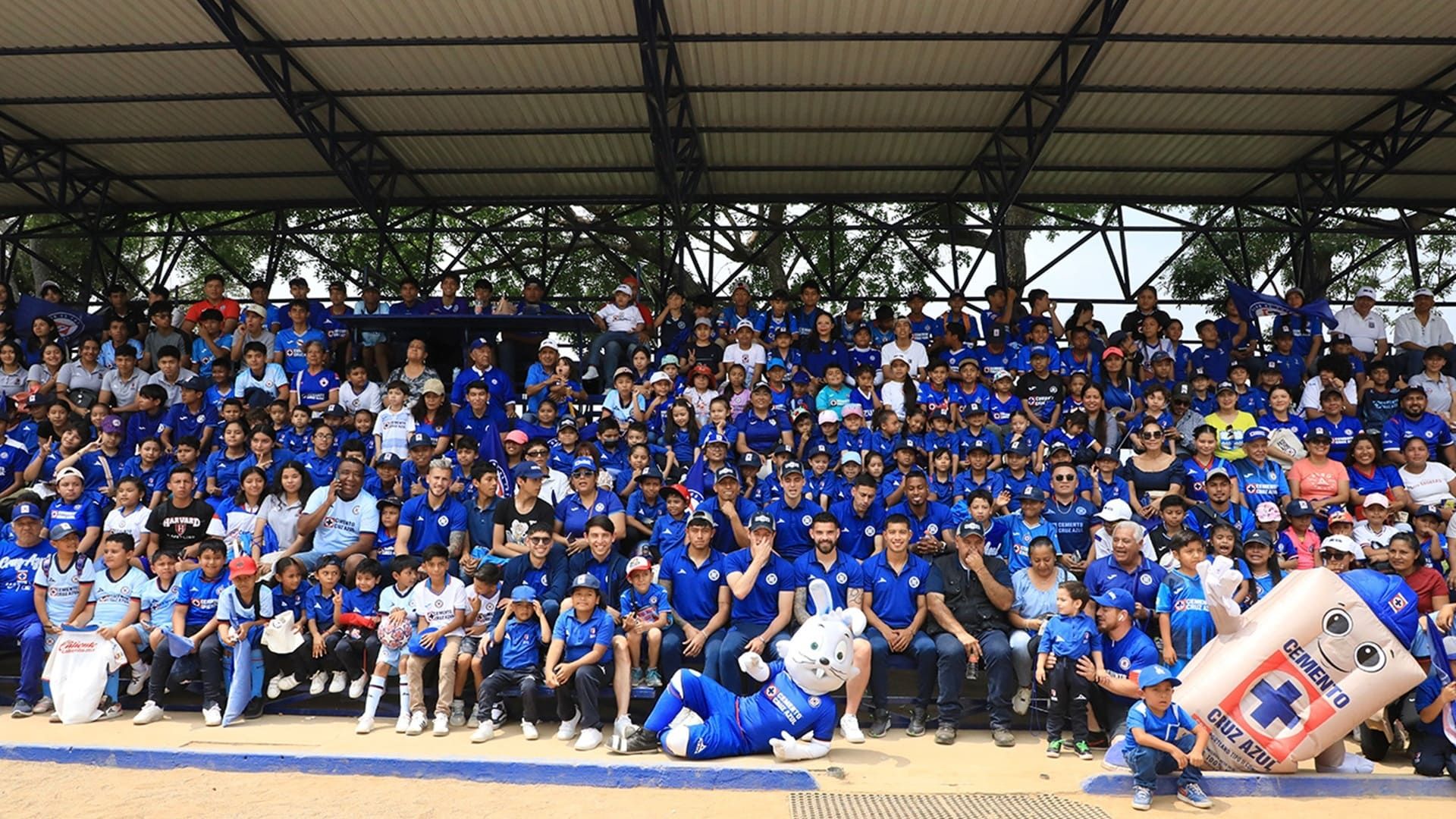 Cruz Azul visita su planta cementera en Lagunas y desata euforia entre trabajadores