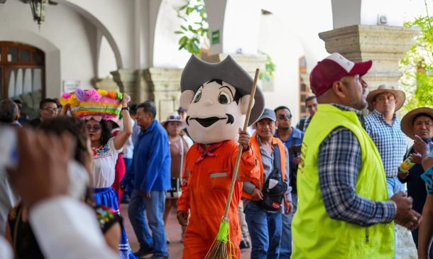 Celebra la capital a sus barrenderos con música de banda
