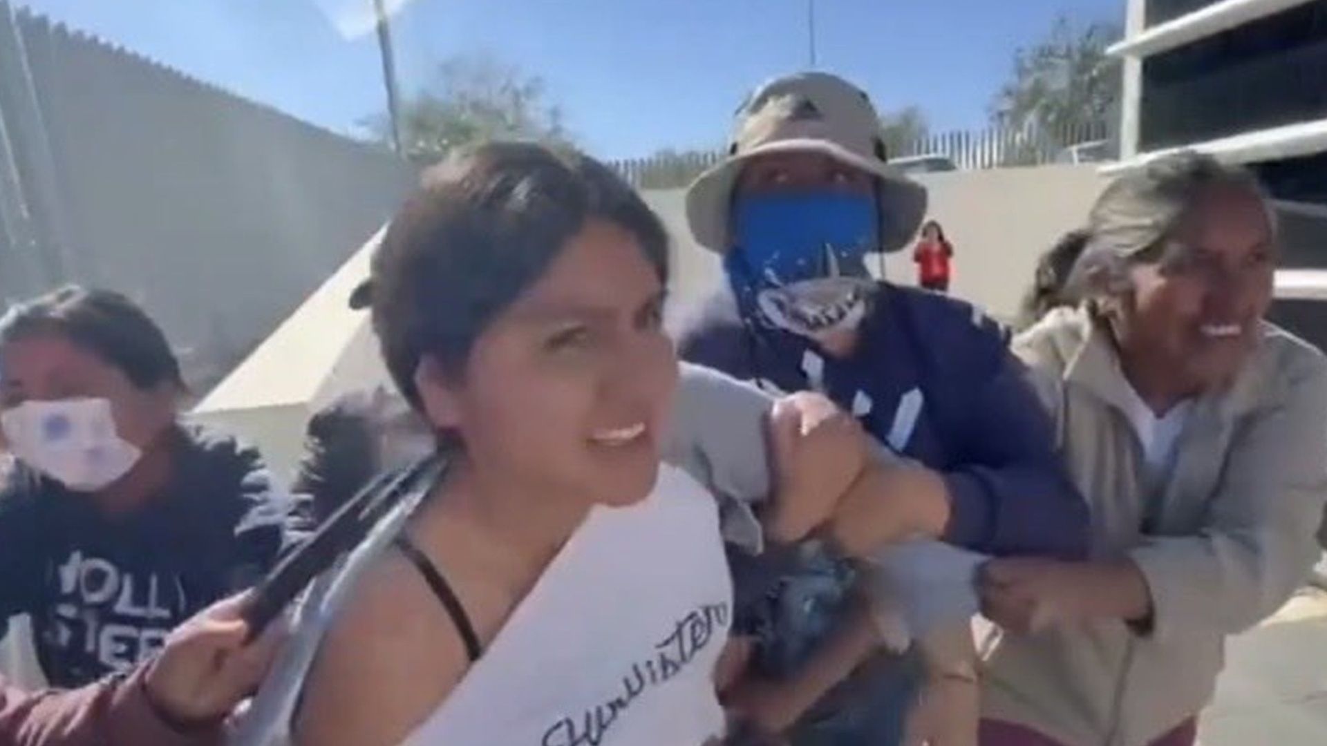 Congreso salva de destitución a alcaldesa de San Agustín Amatengo; pobladores la retienen y policía la rescata