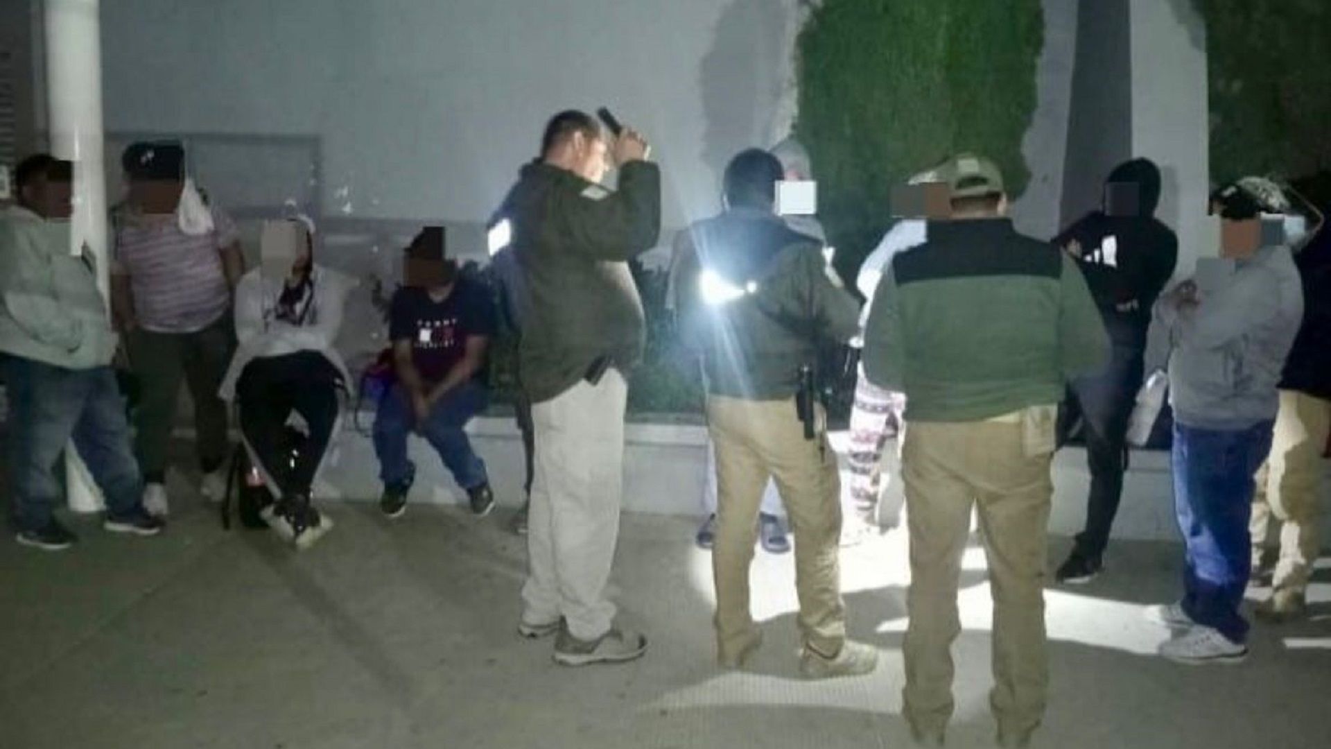 En San Pedro Totolápam cae traficante y liberan a 14 migrantes que pagaron 30 mil por su viaje