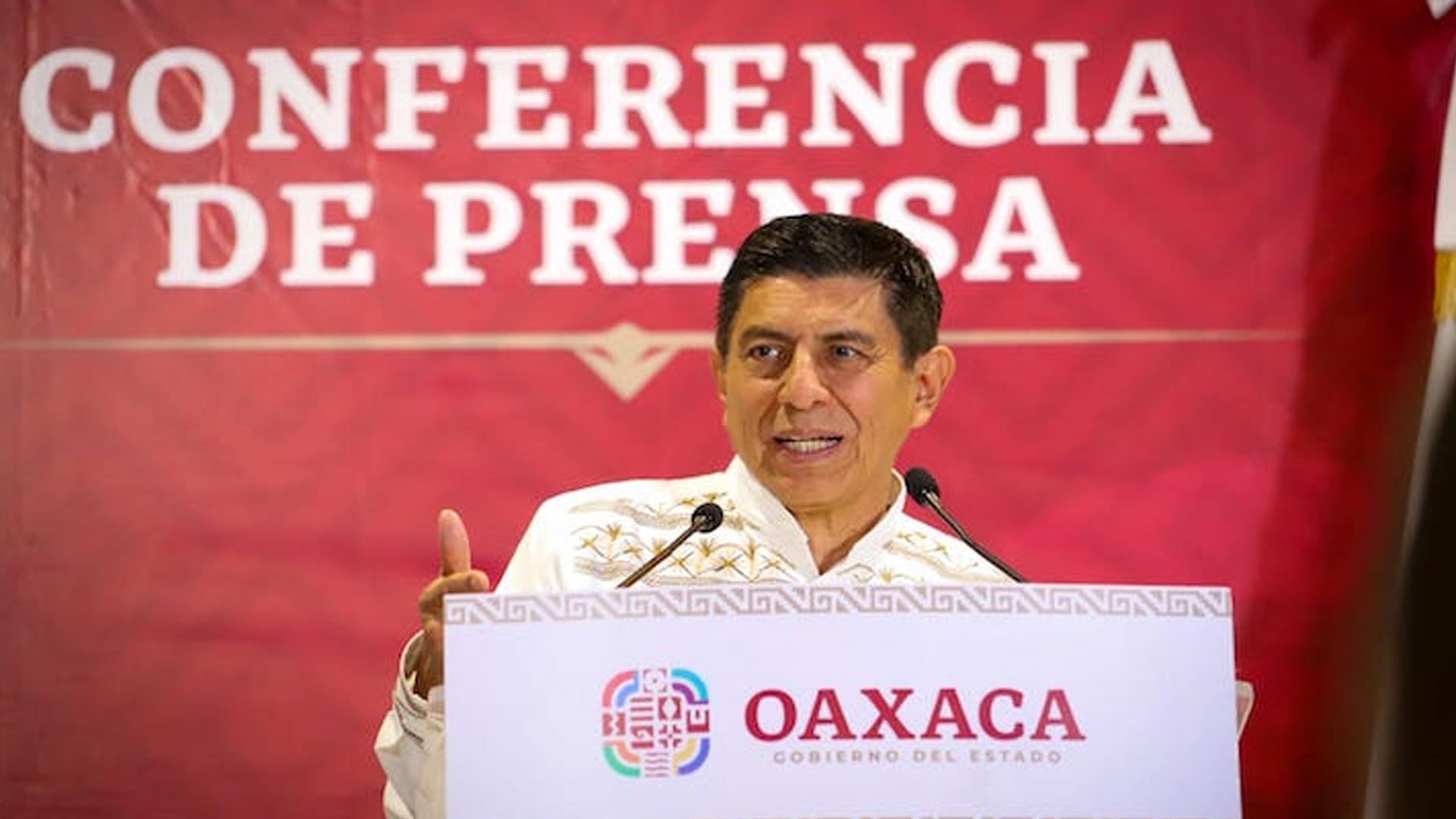 Avanza mejoramiento de caminos; Gobierno de Oaxaca atiende 92.2 kilómetros