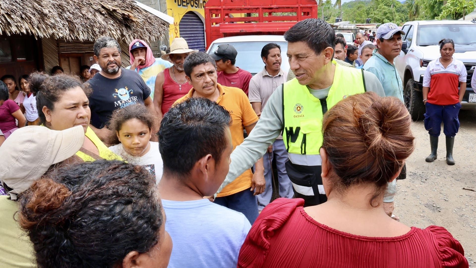 “No están solos, tienen todo el apoyo del Gobierno de Oaxaca”: Salomón Jara en Villa de Tututepec