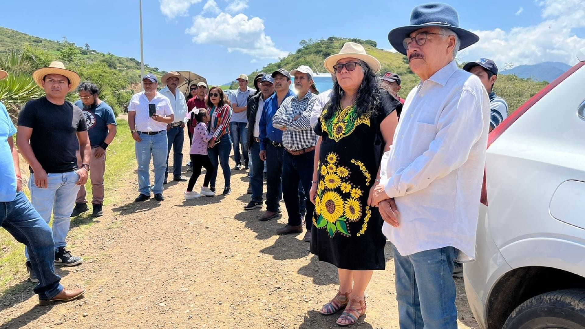 Senadora Luisa Cortés supervisa obra de electrificación en Santa Catalina Quierí