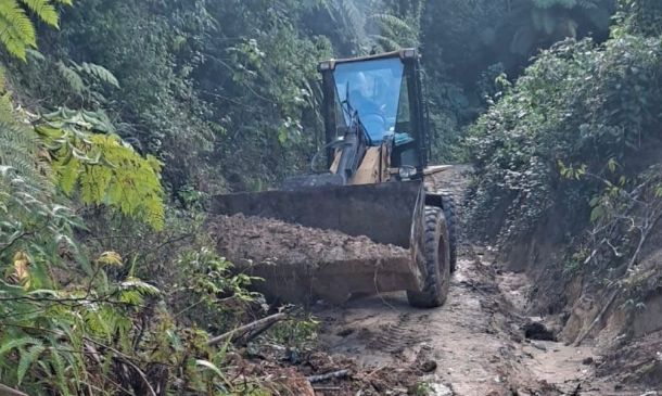 Desgajamiento de cerro en la Sierra Sur obliga a evacuar a 47 familias