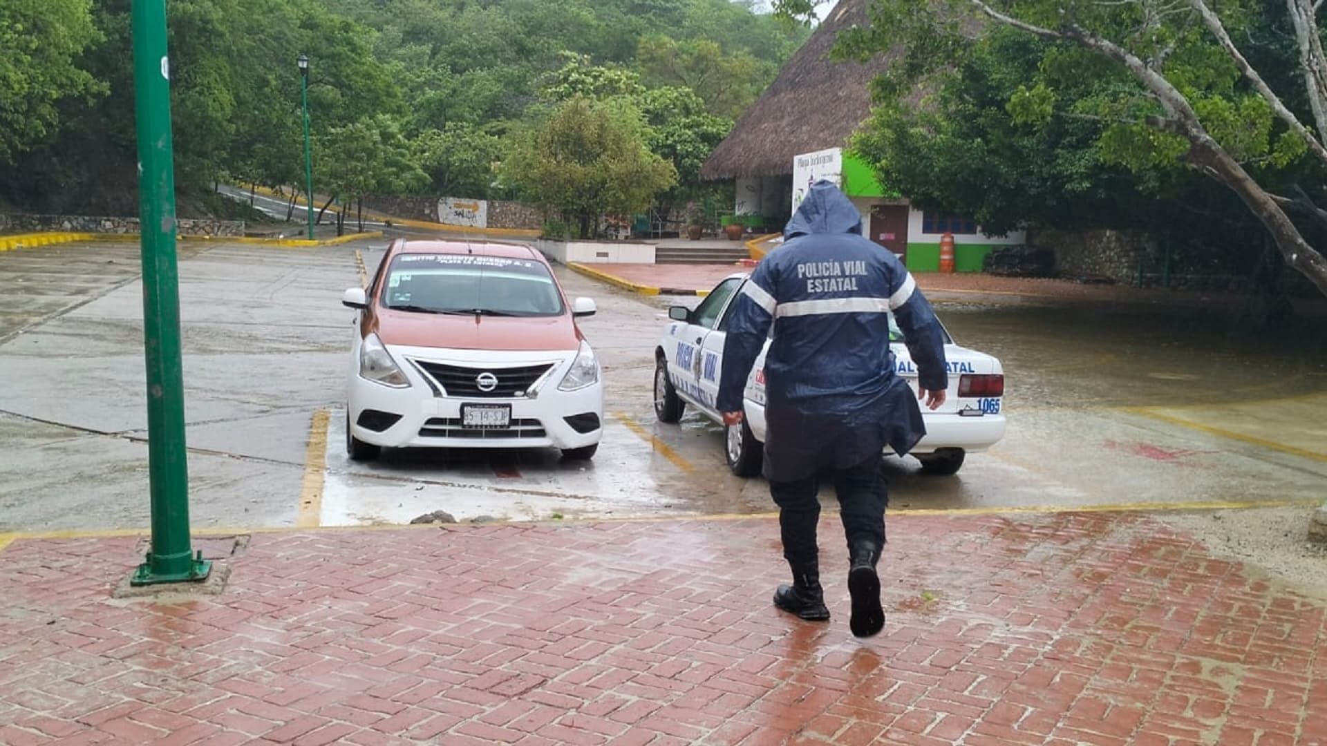 Policía Vial Estatal refuerza operativos de movilidad por paso del huracán Erick en la Costa