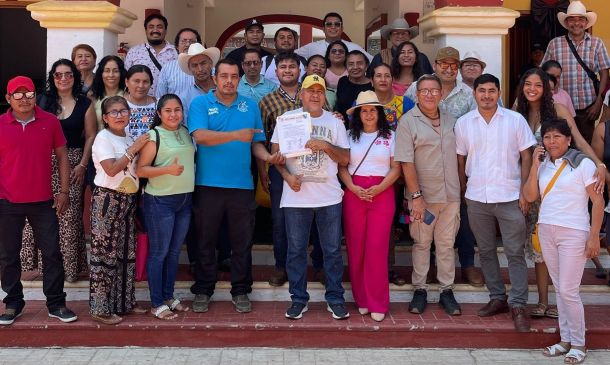 Román Valencia recibe acta de registro en Santa María Colotepec
