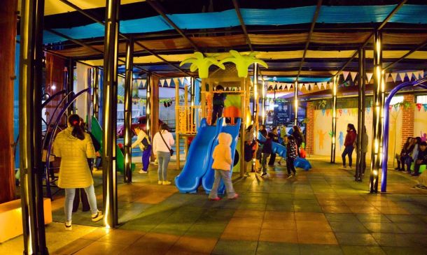 Tlaxiaco equipa área de juegos infantiles del Parque Porfirio Díaz