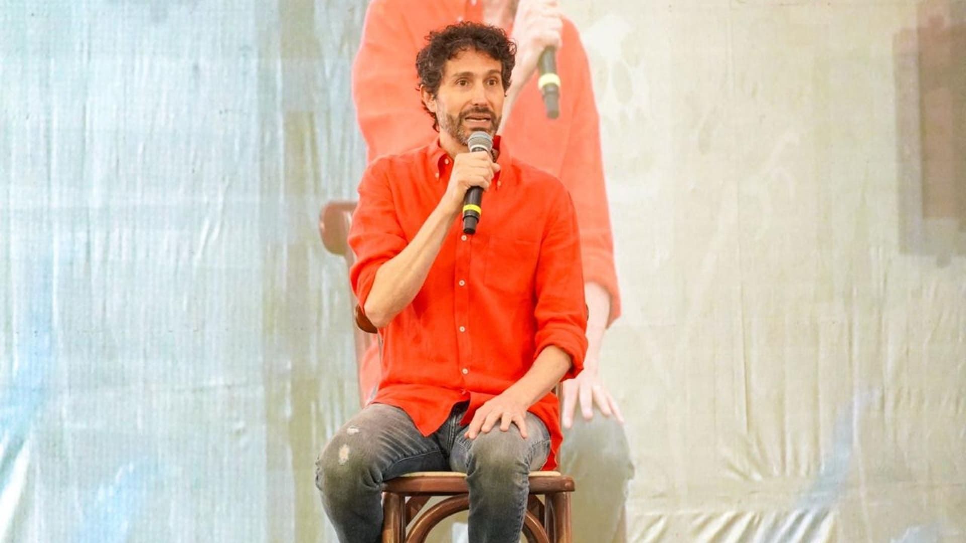 Benny Ibarra imparte conferencia en la Feria del Mezcal 2025 de Oaxaca