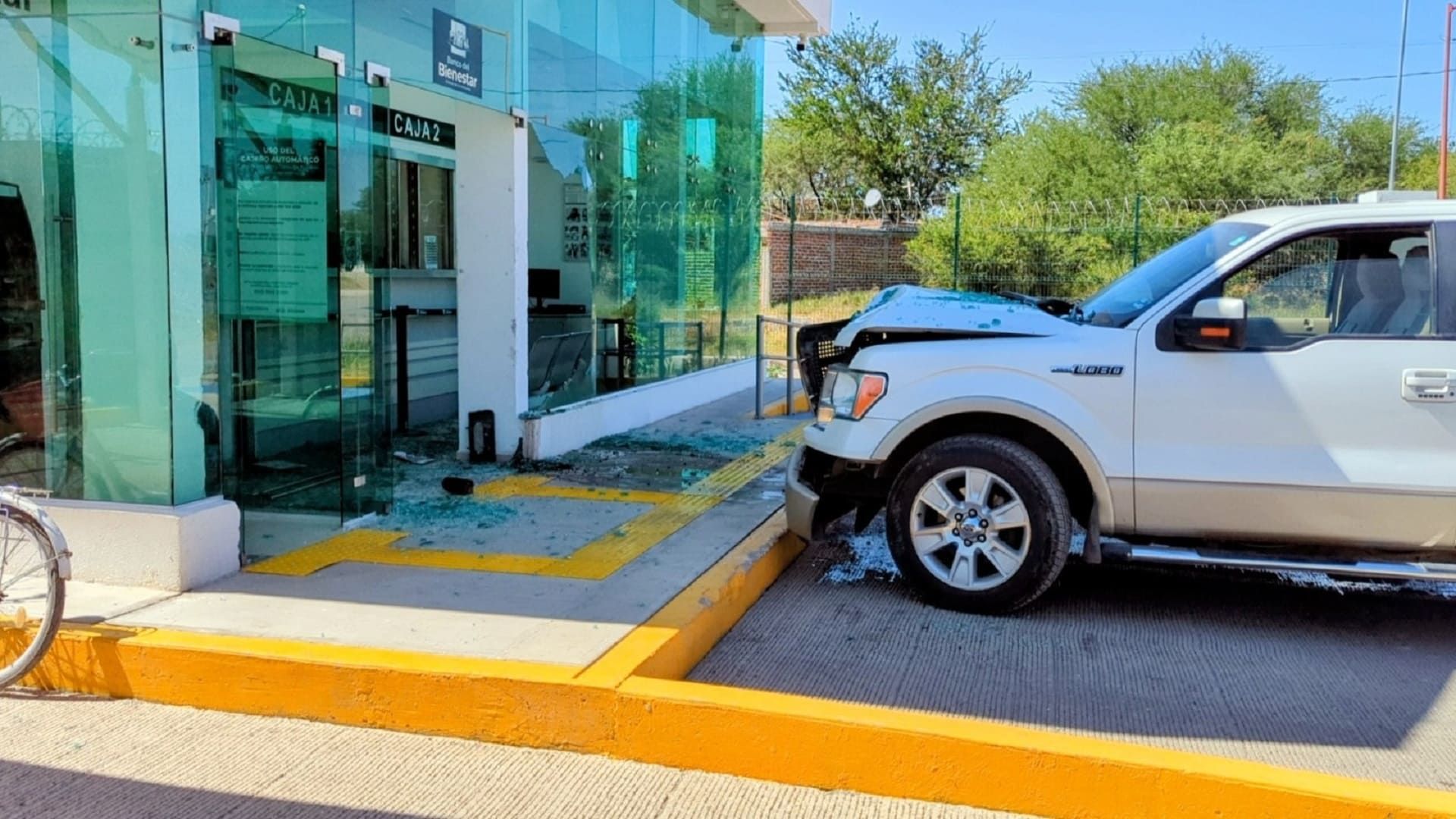 Adulto mayor impacta su vehículo contra Banco del Bienestar en Jalisco