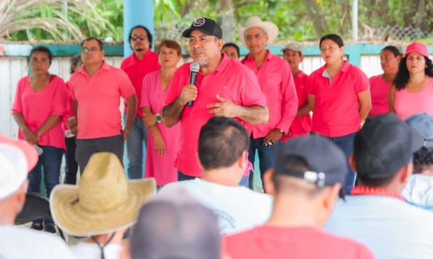 Maratónico recorrido de Román Valencia por comunidades de Santa María Colotepec