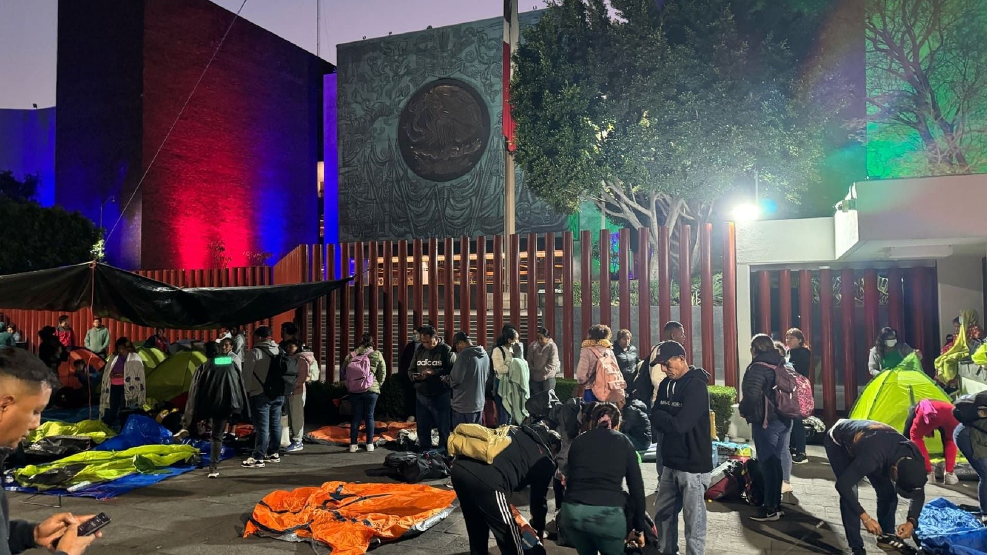 Maestros de Oaxaca y otros estados llegan a San Lázaro; inicia paro de 48 horas