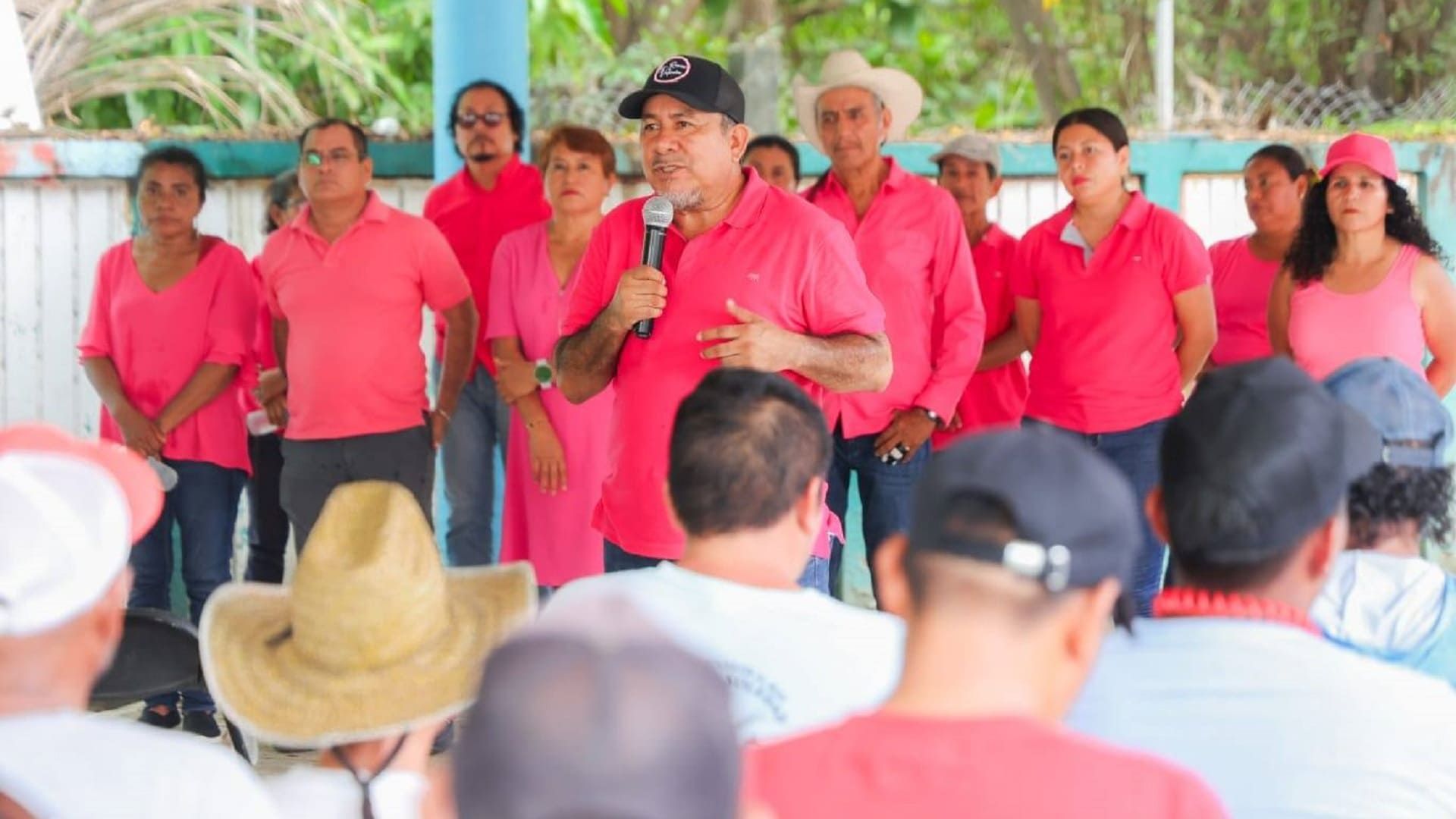 Maratónico recorrido de Román Valencia por comunidades de Santa María Colotepec