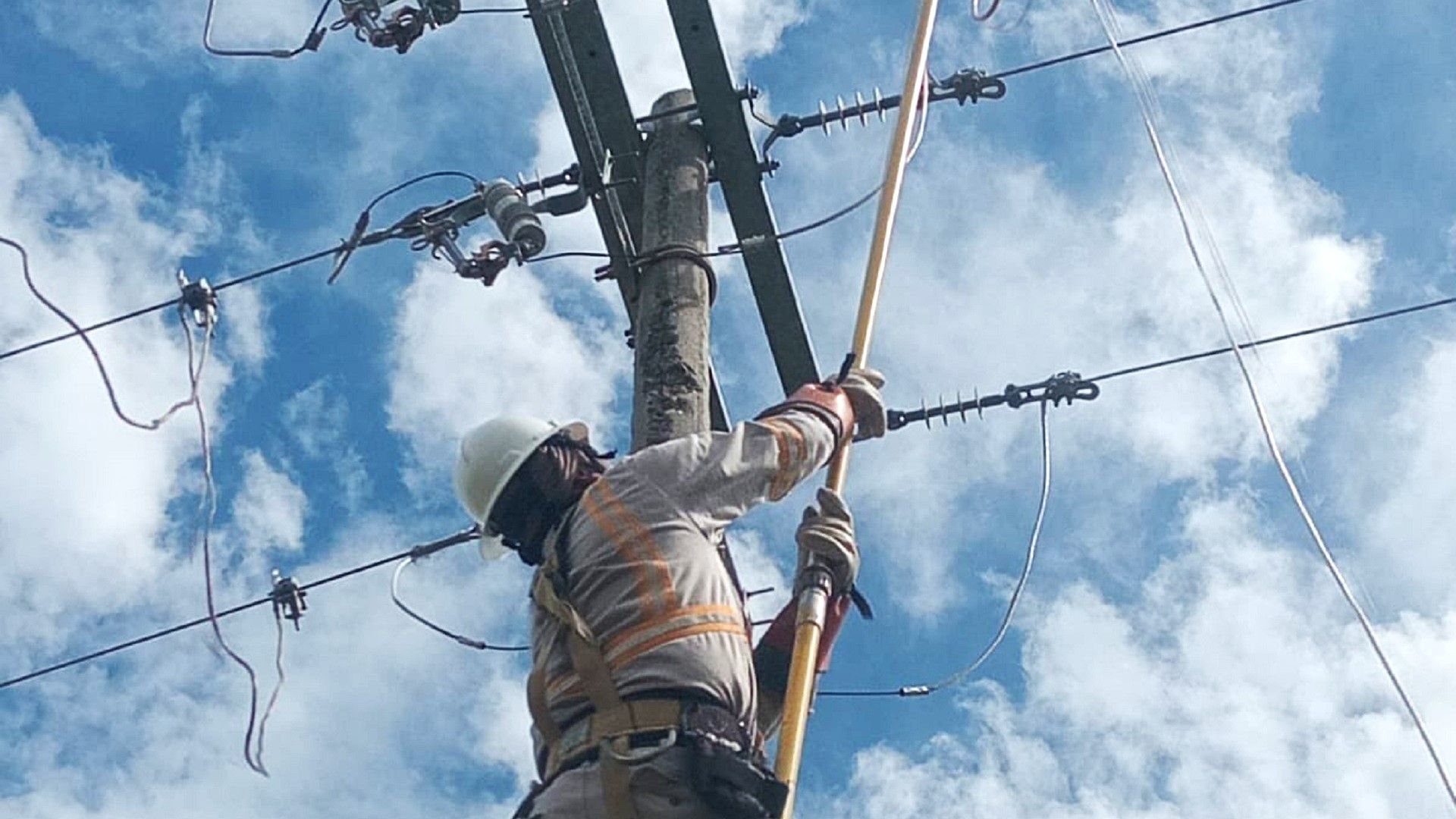 CFE alerta sobre falsos trabajadores y avisos apócrifos de multas: así puedes identificarlos