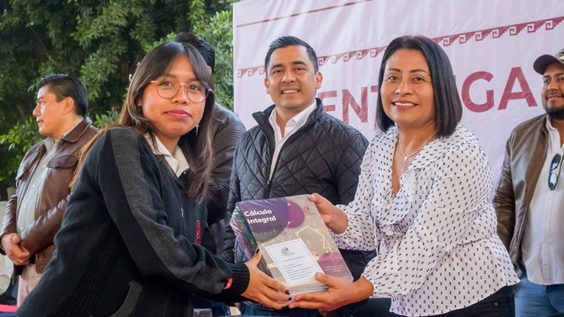 COBAO entrega guías de estudio gratuitas a estudiantes
