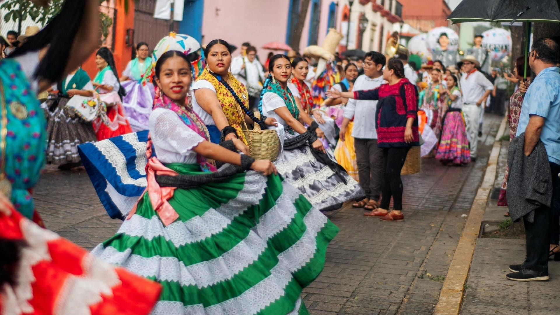 Colorido primer encuentro de Chinas oaxaqueñas, marmoteros y faroleros
