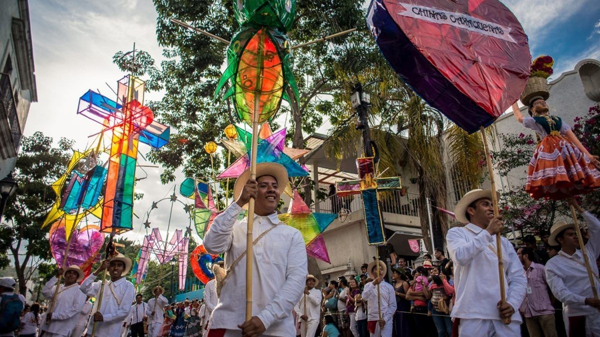 Todo listo para los desfiles de las delegaciones de la Guelaguetza 2025