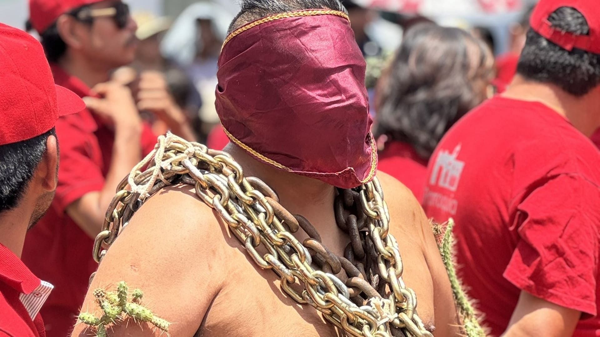 Viernes Santo en Atlixco: Engrillados que cargan cadenas y se perforan con cactus