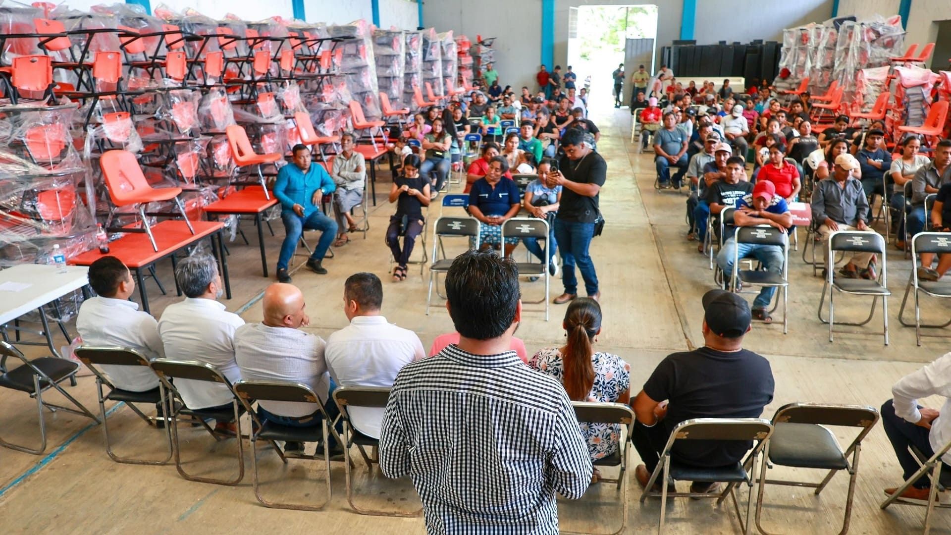 Entregan mobiliario a escuelas de Santa Cruz Zenzontepec y Santo Domingo Teojomulco