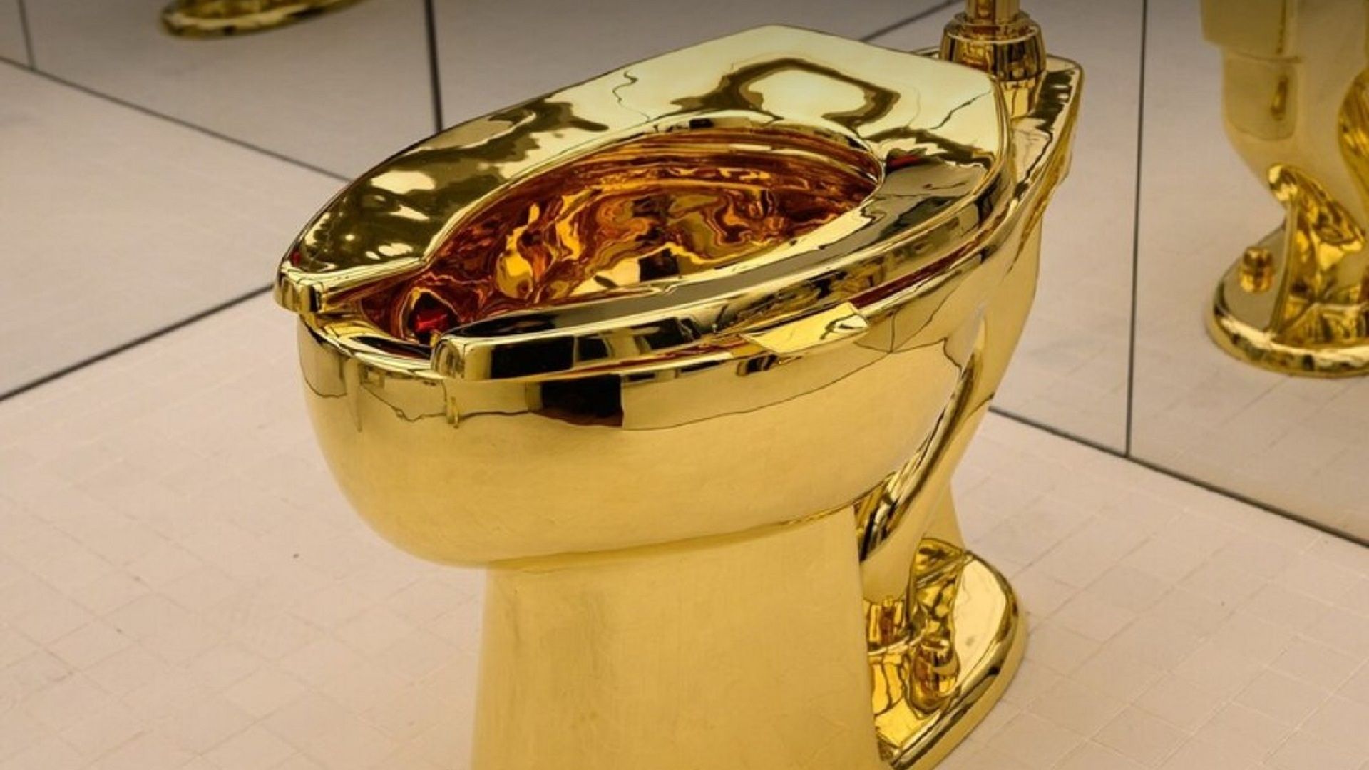 WC de oro de Maurizio Cattelan se subasta por 12.1 millones en Nueva York