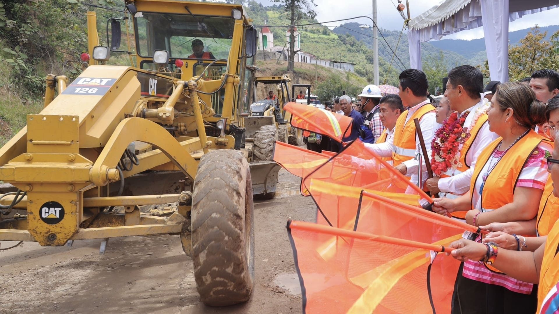 Banderazo a rehabilitación de carretera Teotitlán de Flores Magón-Huautla de Jiménez