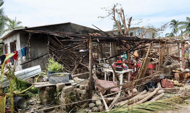 Inicia Bienestar censo casa por casa en Corralero, la zona cero del huracán Erick